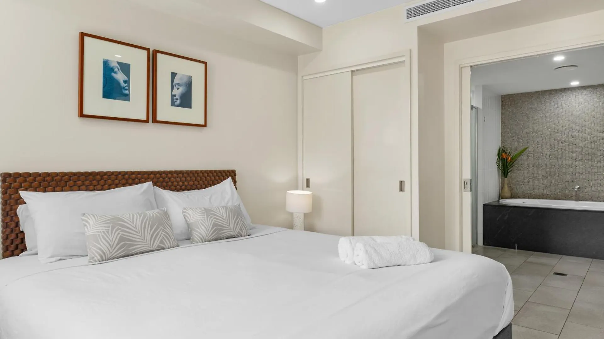 Temple 304 Modern Spacious Palm Cove Resort